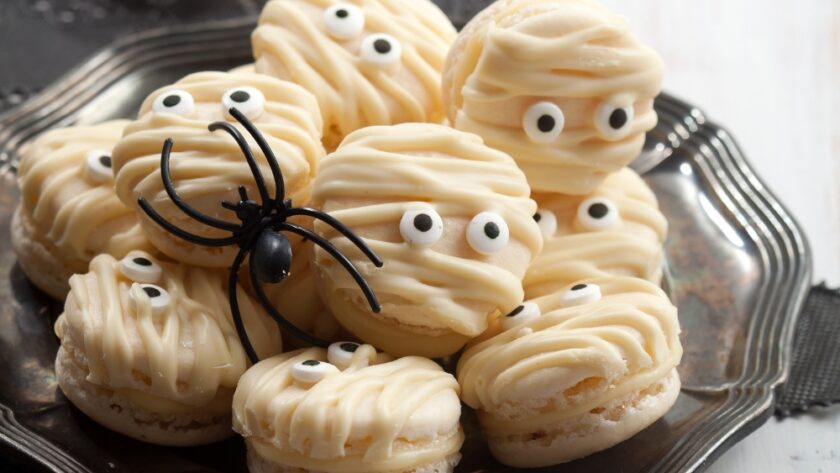 Halloween Mummy Macaroons