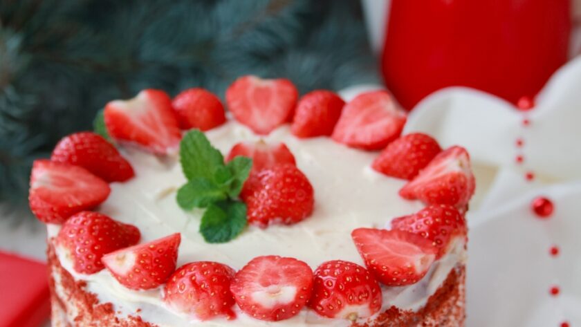 Christmas Strawberry Cake