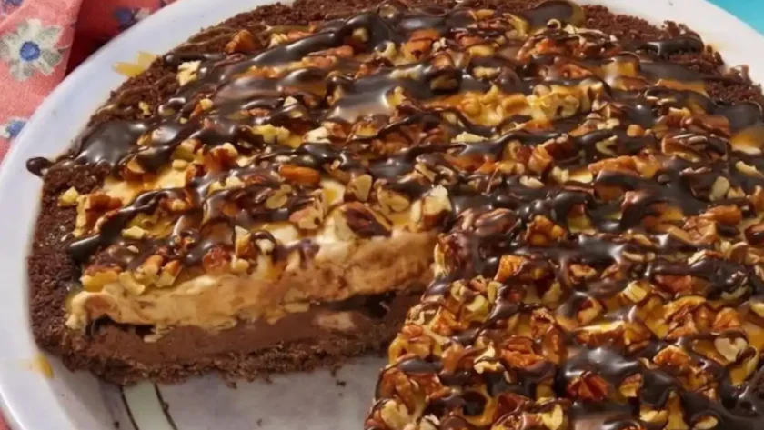 Pioneer Woman Caramel-Chocolate-Pecan Ice Cream Pie
